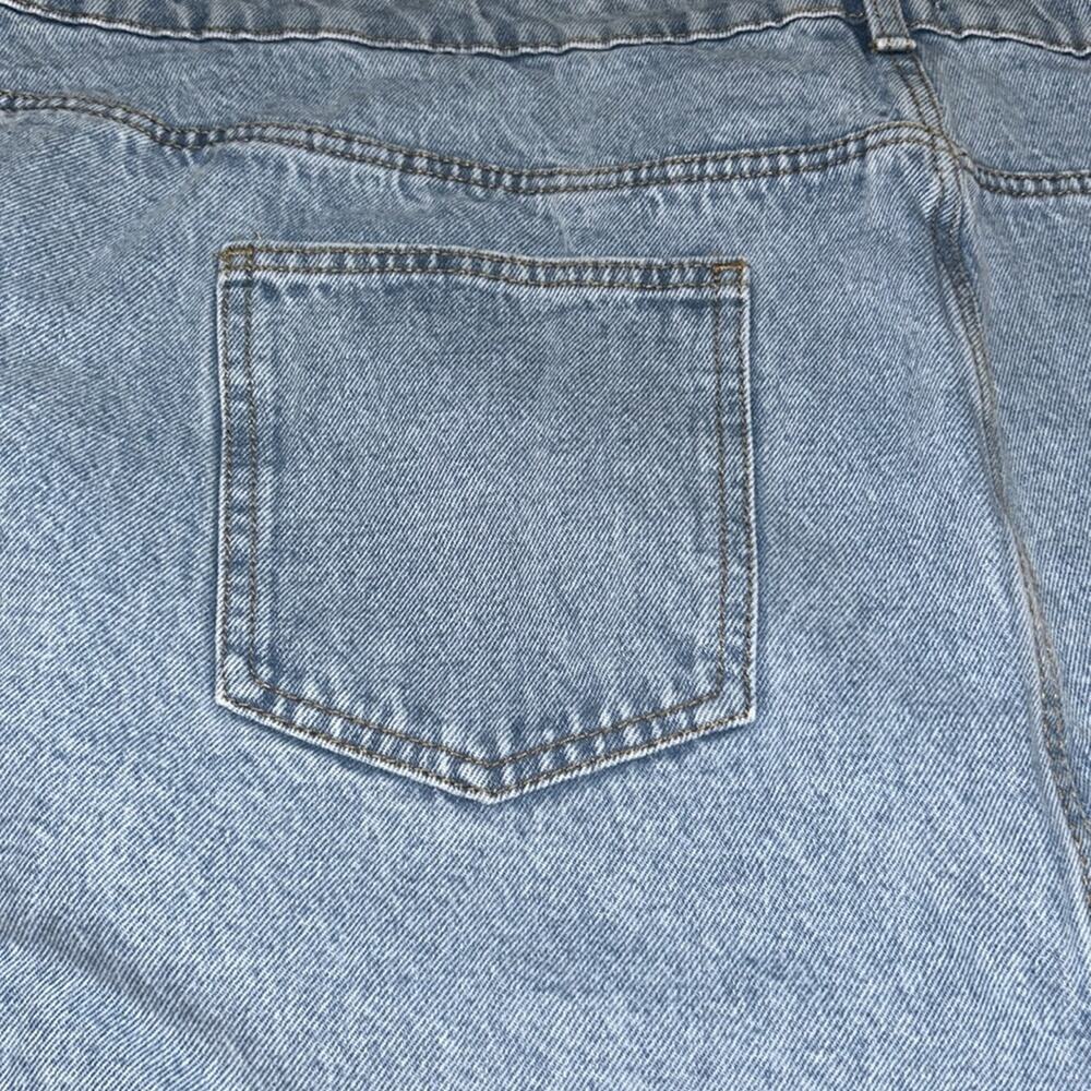 Woman’s PLUS LIGHT BLUE WASH HIGH WAISTED FRAYED DISTRESSED HEM JORTS
Size 24 - Picture 7 of 11